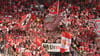 Fans von Union Berlin schwenken beim Spiel gegen Mainz Fahnen.