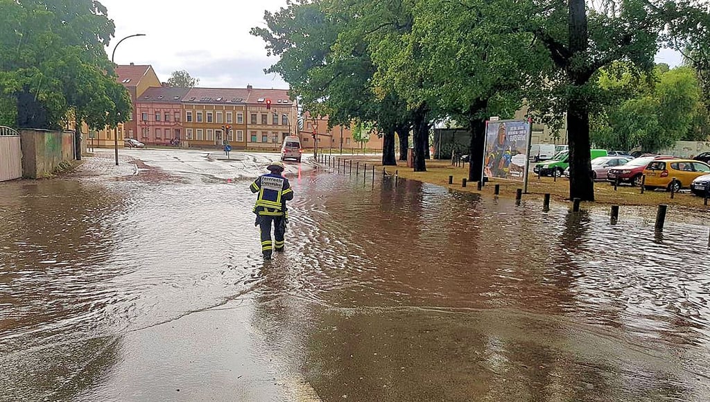 Der Schützenplatz in Stendal stand am Montagabend nach heftigen Regenfällen unter Wasser. Gut eine Stunde hatte es ununterbrochen geregnet. Das Wasser floss noch im Laufe des Abends ab.