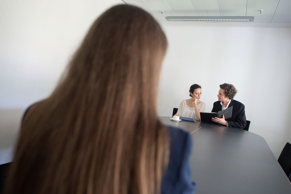 Wer eine Kündigung vom Arbeitgeber erhält, hat Anspruch darauf, innerhalb der Kündigungsfrist für Vorstellungsgespräche freigestellt zu werden.