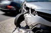 Wer einen Unfall auf dem Weg zur Arbeit hat, kann die Kosten steuerlich geltend machen.