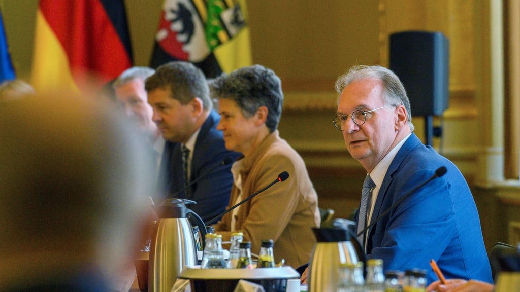 Sachsen-Anhalts Ministerpräsident Reiner Haseloff (r.) hatte am Dienstag zu einem Energiegipfel in die Staatskanzlei eingeladen.