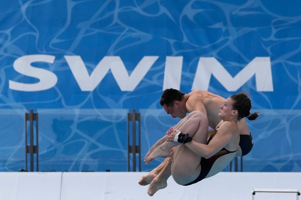 Elena Wassen und Lou Massenberg beim Synchronspringen in Aktion.