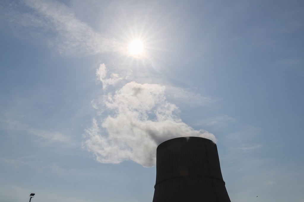 Blick auf das Kernkraftwerk Emsland (KKE) mit seinem Kühlturm.