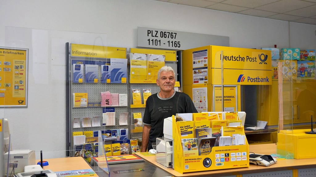 Ein gewohntes Bild, das es nicht mehr lange geben wird:  Josef Kraus in der von ihm betriebenen Postfiliale.