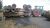 Stinkende Fracht ergießt sich aus einem Güllehänger auf die Straße im Altmarkkreis Salzwedel in Sachsen-Anhalt, nachdem ein 18 Jahre alter Junge die Kontrolle über seinen Traktor verlor. Foto: