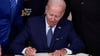 US-Präsident Joe Biden unterzeichnet ein Gesetz der Demokraten zum Klimawandel und zur Gesundheitsversorgung.