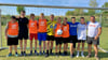 Der SV Olympia Schlanstedt (hier vertreten durch die B-Jugend und Initator Ron Müller, rechts) lädt zum Benefiz-Turnier zugunsten der DKMS ein. 