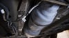 Ein nachgerüsteter SCR-Katalysator ist am Unterboden eines umgerüsteten Opel Astra zu sehen. 