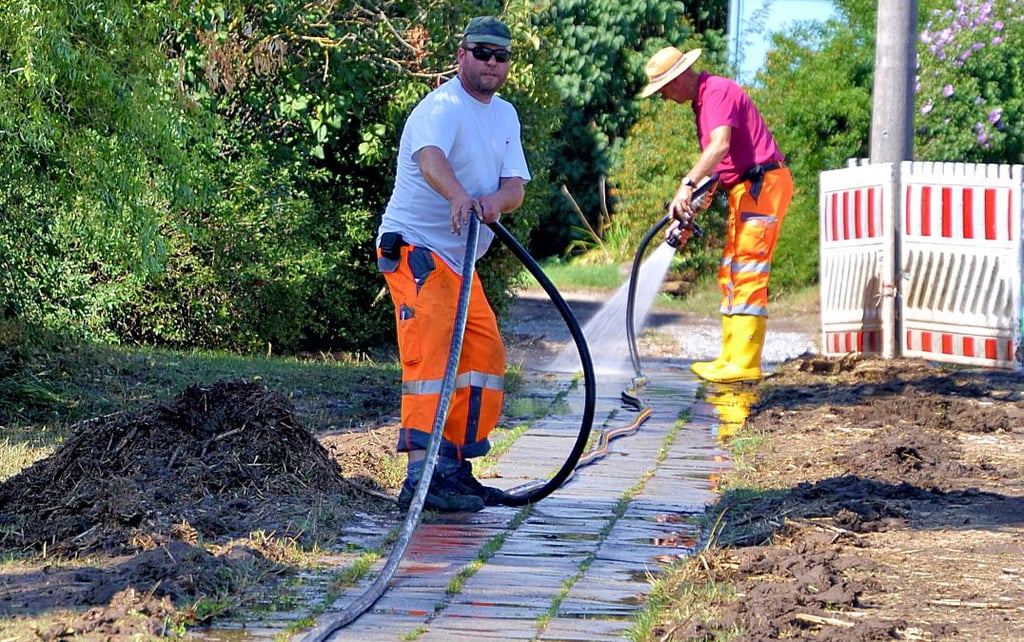 Der Fußweg von Heynburg an der B81 wird von Stadtwirtschaft-Mitarbeitern gereinigt.