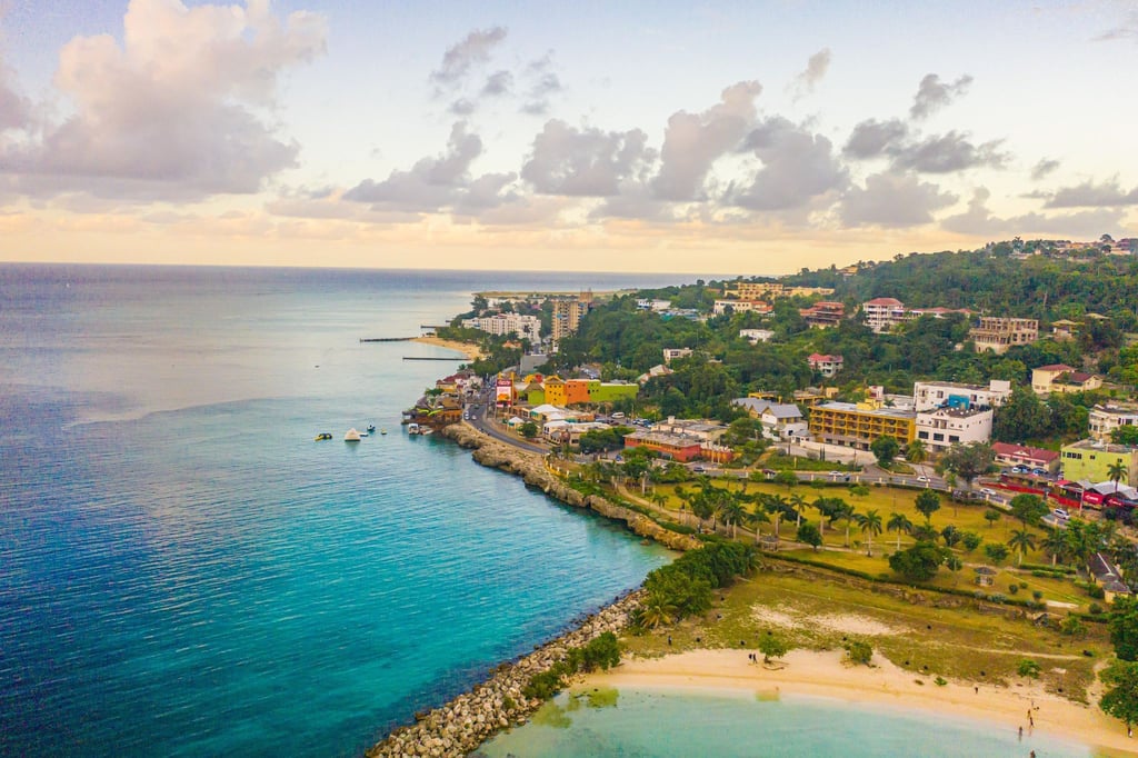 In Montego Bay wartet eines der schönsten Erlebnisse, das man auf Jamaika haben kann: eine Vogelfütterung mit frei fliegenden Kolibris.