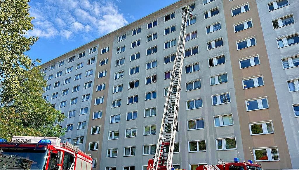Die Magdeburger Feuerwehr beim Einsatz in der Bertolt-Brecht-Straße 8c.