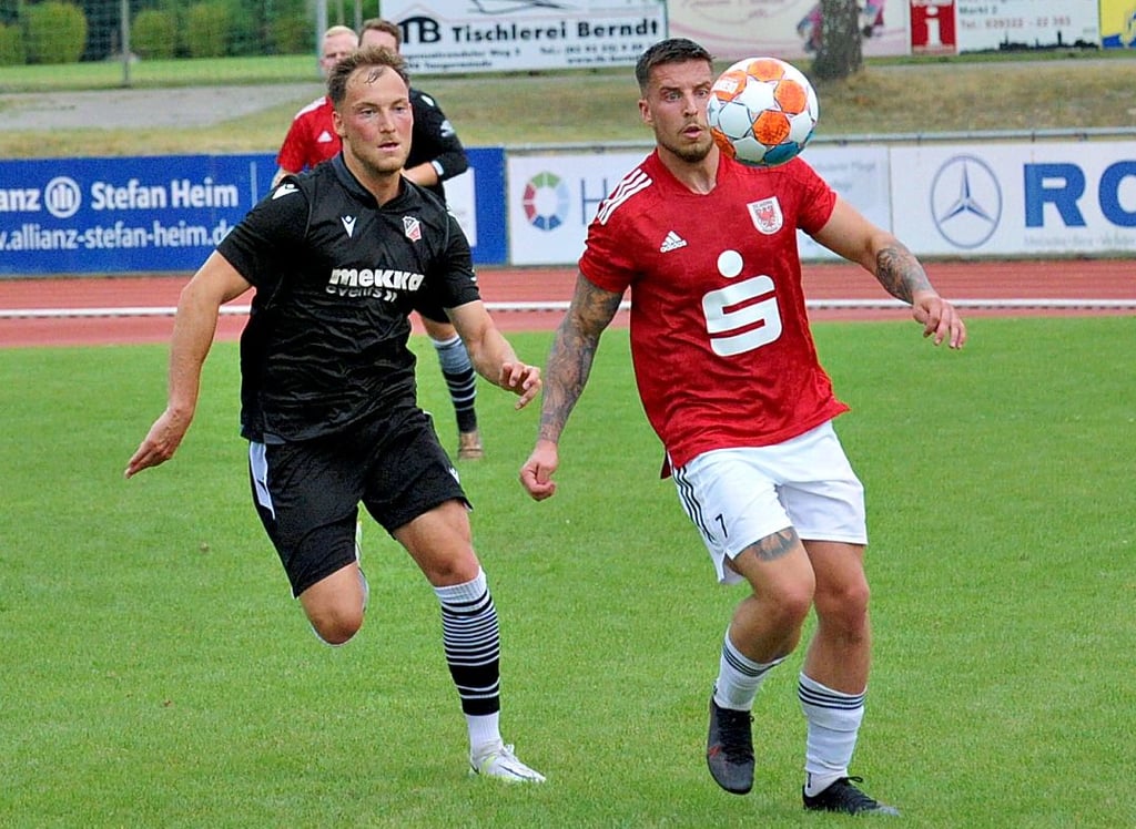 Sebastian Bäther (rechts) verlor mit Saxonia Tangermünde gegen den FSV Barleben 0:4.