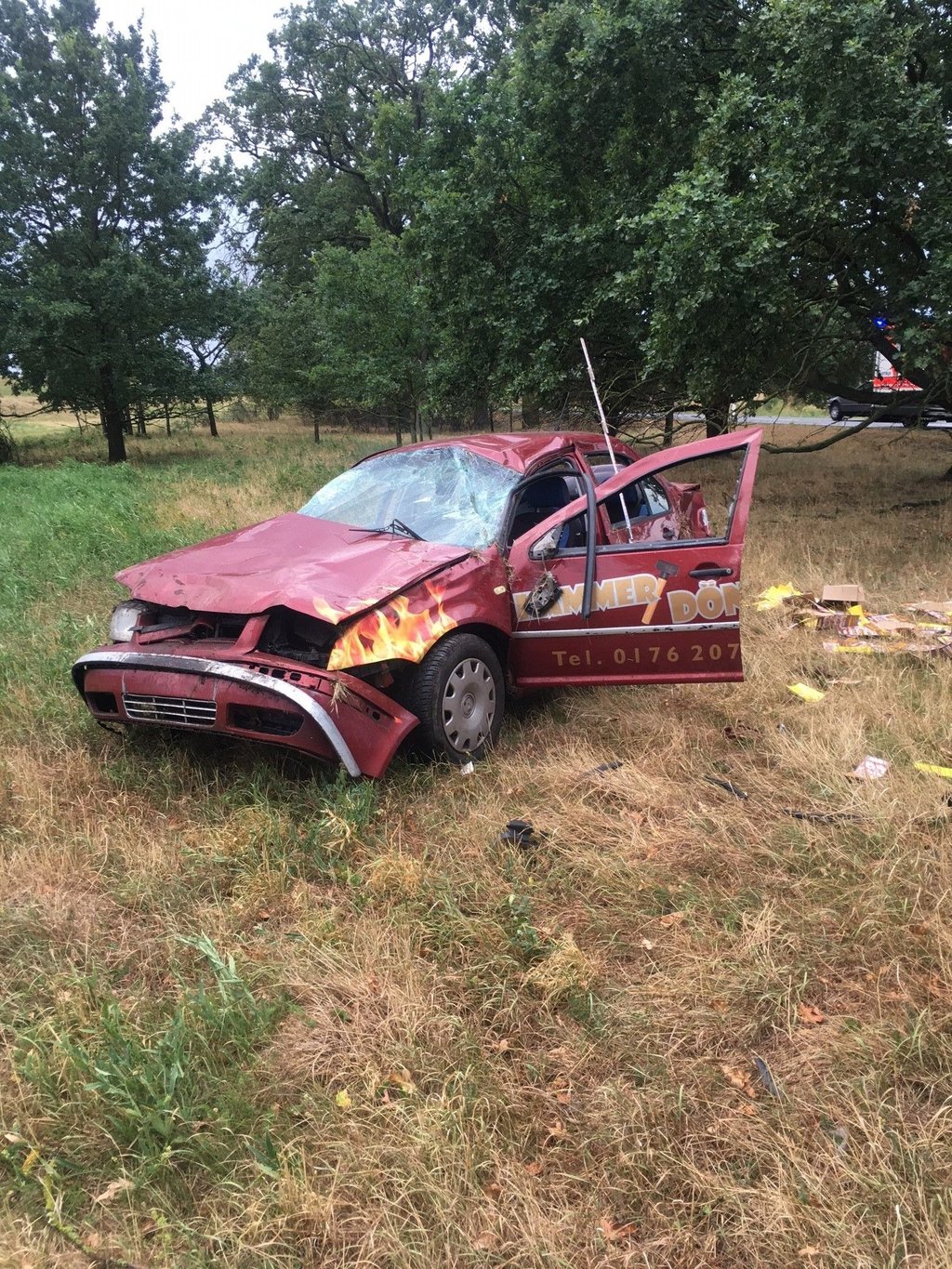 Ein Zusammenprall mit einem Reh in der Altmark in Sachsen-Anhalt hatte auch für den beteiligten Autofahrer schwere Folgen. Er überschlug sich.