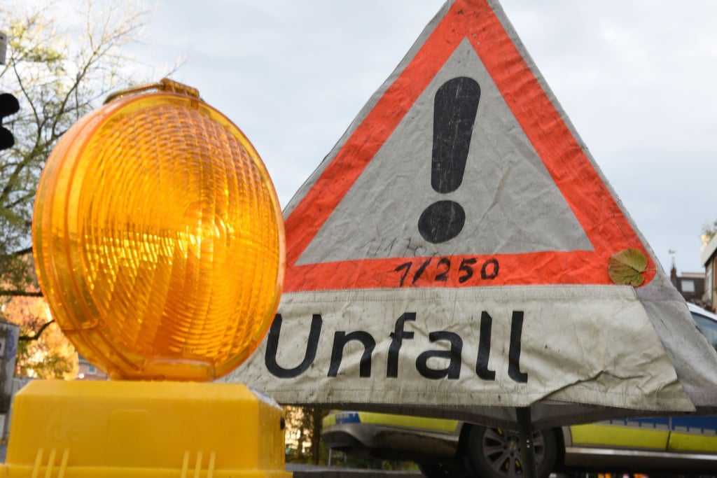 Trifft dem Beifahrer, der bei einem Unfall unter Alkoholeinfluss schwerverletzt wird, eine Mitschuld? Einem urteil aus Schleswig zufolge ja.