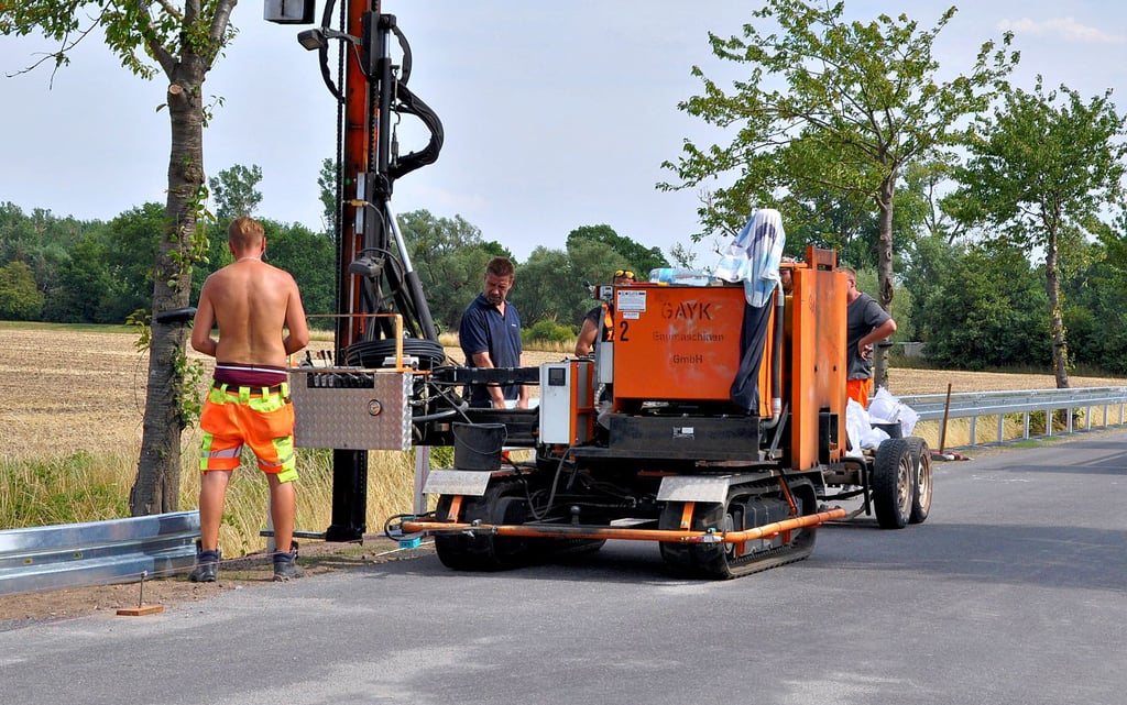 Bauarbeiten auf der L 2 bei Räbel: Als letzte Aufgaben werden Leitplanken eingebaut.