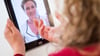 Bei Online-Sitzungen spricht man via Videotelefonat mit der Therapeutin oder dem Therapeuten.