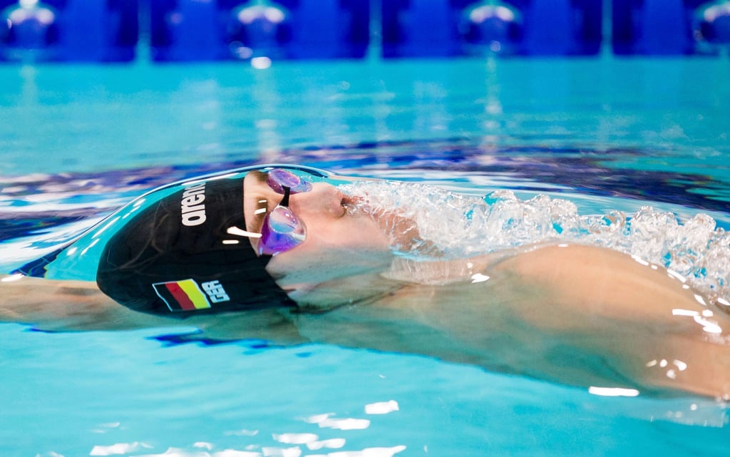 Rückenschwimmer Ole Braunschweig in Aktion.