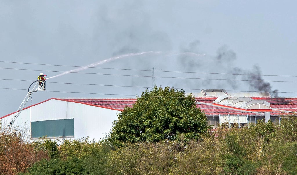 Bei einem Brand in Groß Ammensleben waren am 15.8.2022 45 Einsatzkräfte aus der Niederen Börde um Hermsdorf im Einsatz. Auf dem Dach der Dachziegelfabrik hatte eine Photovoltaikanlage Feuer gefangen.