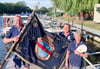 Carsten Eckert (von links), Hans-Joachim  Arlt und Petra Schoon präsentieren stolz die Gründungsfahne des Motorbootsportvereins Wasserwandern Bernburg, der am kommenden Samstag seinen 60. Geburtstag feiert.