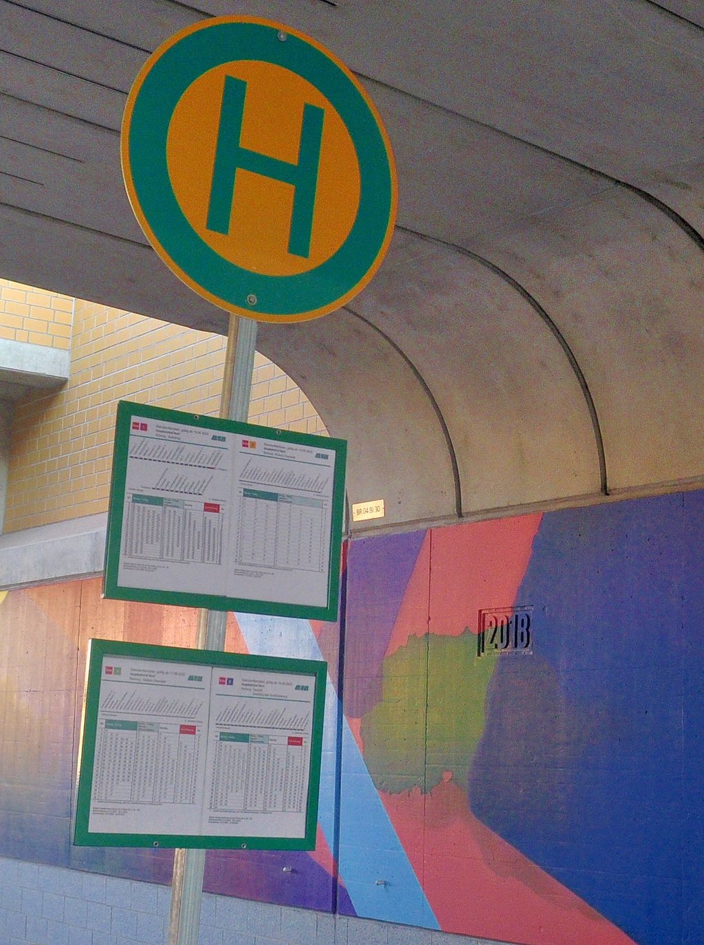 Bunte Tunnelwand und provisorisches Haltestellenschild.