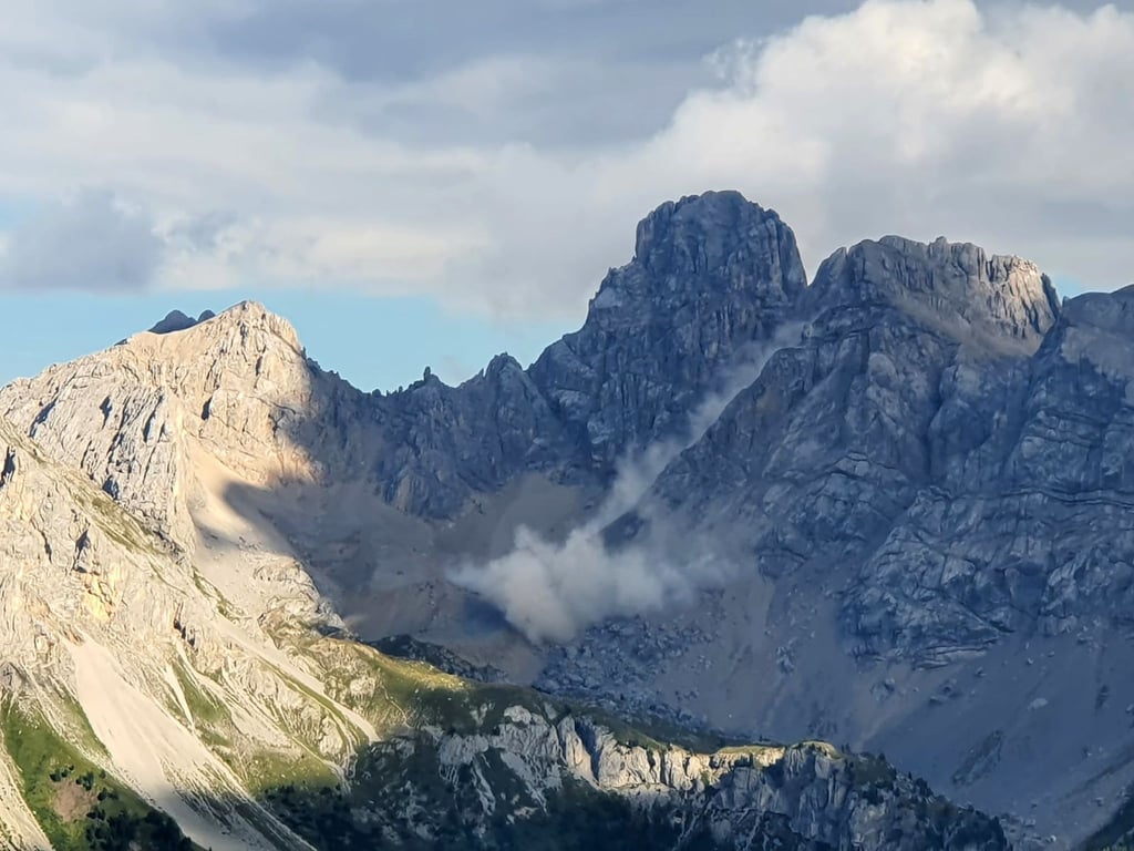 Ein großer Felssturz am Berg Marmolata.