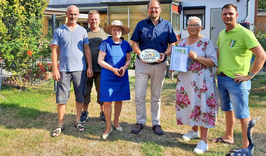 Steffi Trittel (3. v. l.) und Christa Ringkamp überreichten die Natur-im-Garten-Plakette an Landrat Martin Stichnoth. Begleitet wurden sie von den Vorarbeitern Matthias Müller (l.) und Oliver Bähre sowie von Bauhofleiter Christoph Weidig (r.).