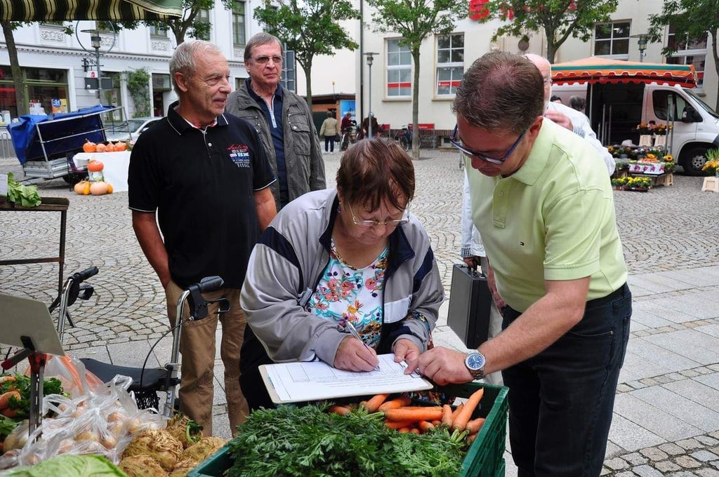 Die Bürgerinitiative "Bezahlbares Abwasser" hat schon mehrmals Unterschriften, wie auf dem Markt in Egeln, gesammelt. 
