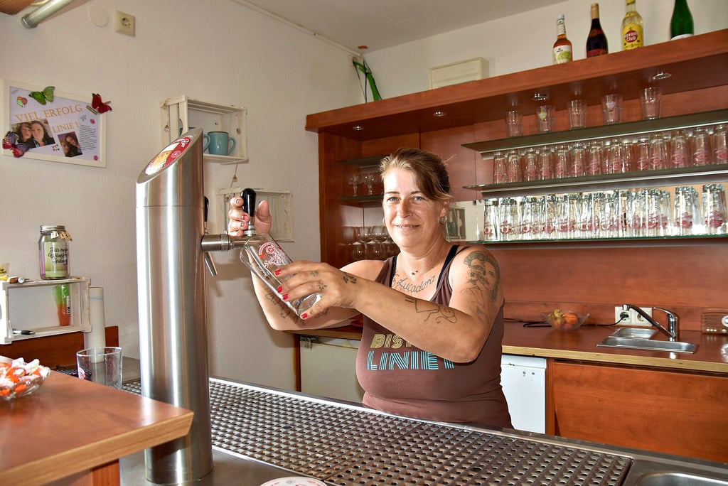 Agnes Gomez Martinez betreibt das „Bistro Linie 1" in Magdeburg. Ausgeschenkt wird das Bier aus dem Sudenburger Brauhaus.