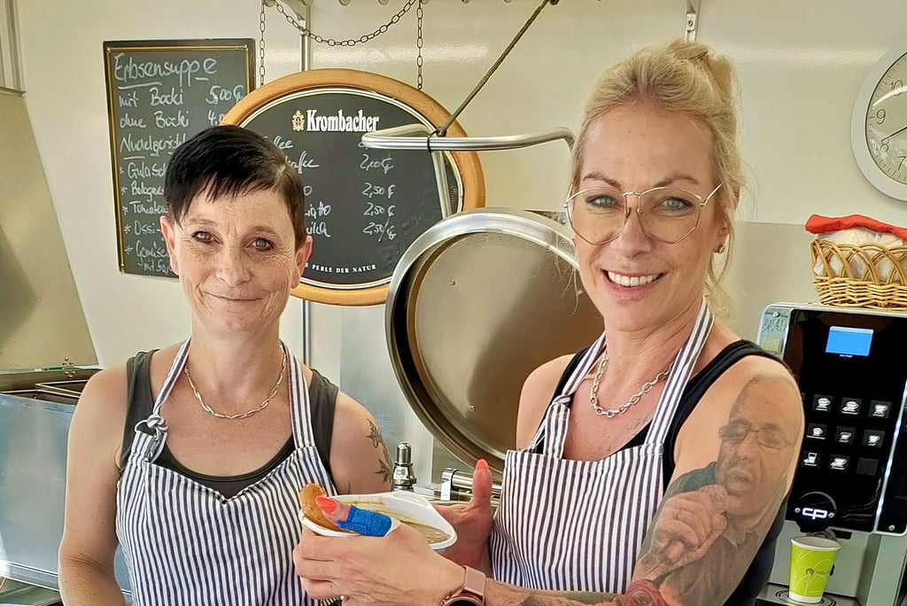 Michaela Winterfeld (rechts) und ihre Mitarbeiterin Angela Doll im Foodtruck.