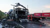 Ein ausgebrannter Lastwagen sorgt bis in die Mittagsstunden auf der A2 Richtung Hannover bei Marienborn für Stau und Verkehrsbehinderungen. Foto: