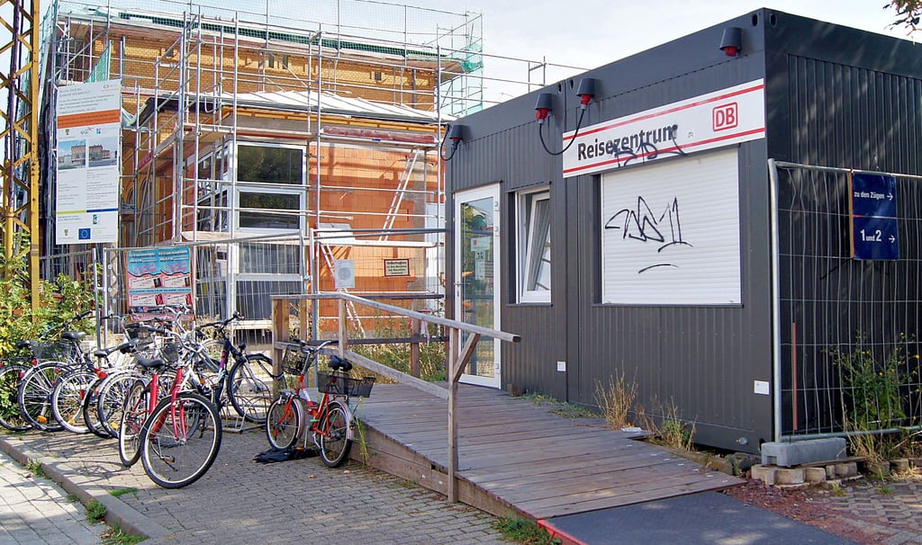 Das Video-Reisezentrum am Wolmirstedter Bahnhof ist noch in einer provisorischen Unterkunft untergebracht. Das soll sich im nächsten Jahr ändern.