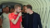 Konrad Laimer im Gespräch mit Oliver Mintzlaff.