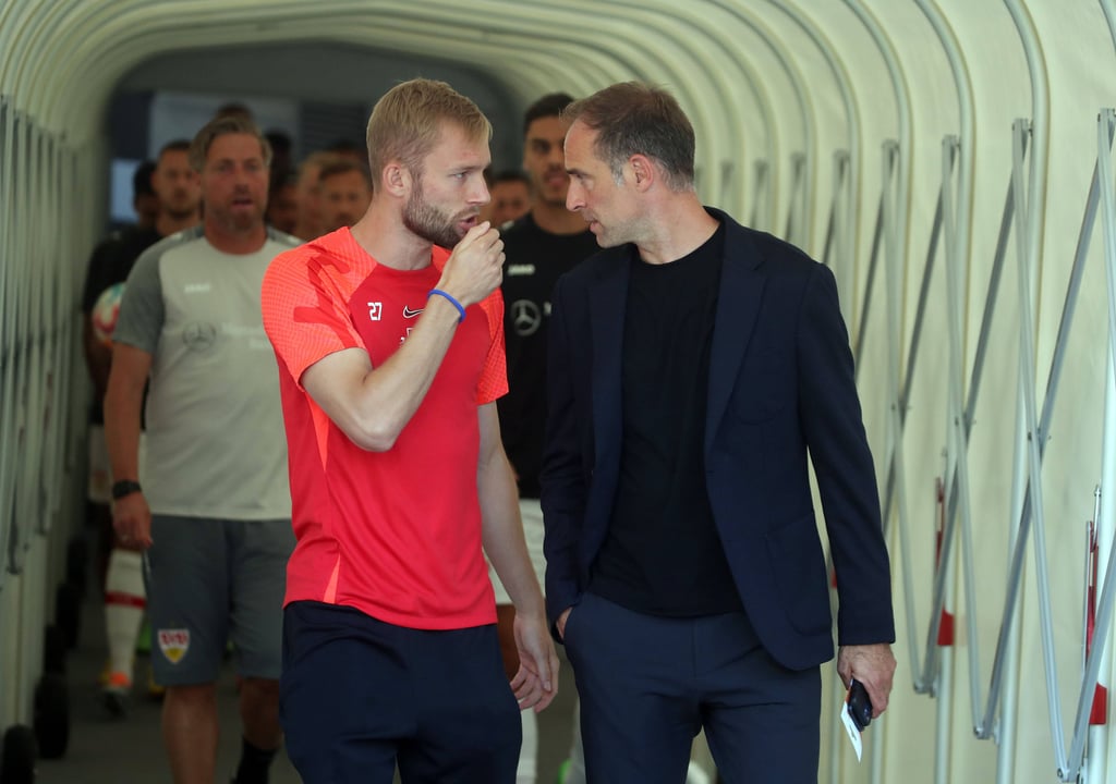 Konrad Laimer im Gespräch mit Oliver Mintzlaff.