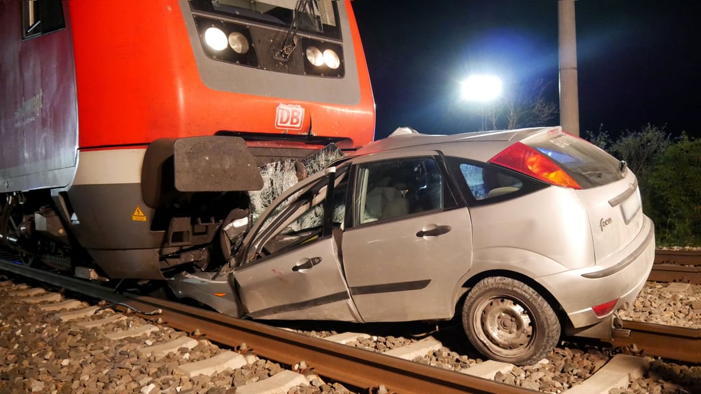 Der Wagen des Betrunkenen klemmt unter einem Regionalzug bei Bad Schussenried.
