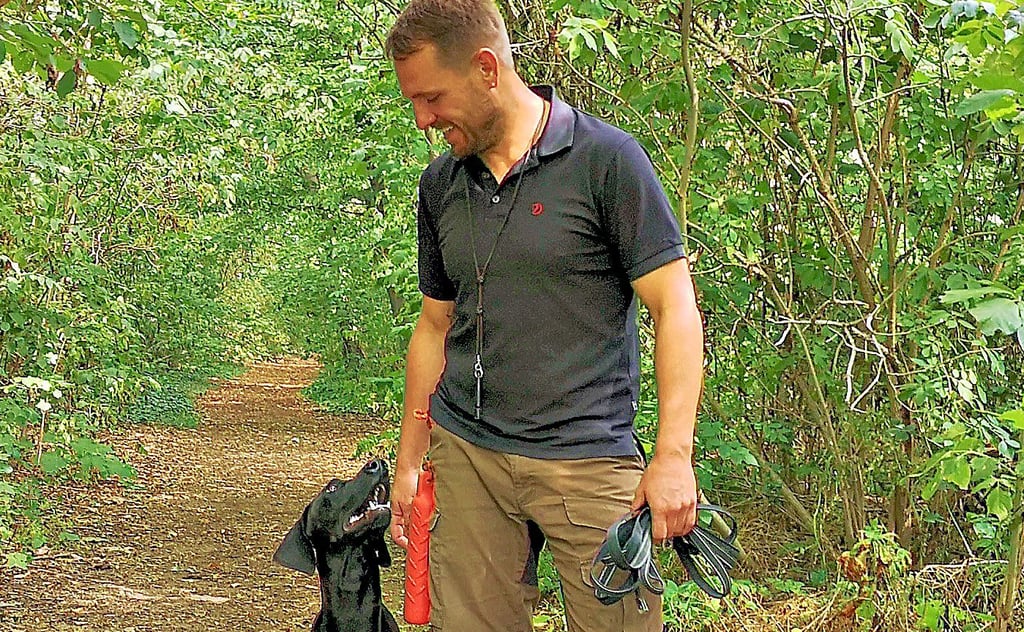 Eine generelle Leinenpflicht im Stadtgebiet ist aus Sicht von Hundetrainer Andreas Sawallisch - hier mit seiner Hündin Luzie - der falsche Weg.