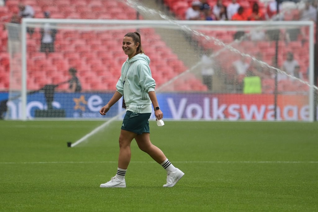 Deutschlands Lena Oberdorf inspiziert vor dem EM-Finale das Spielfeld des Wembley-Stadions.