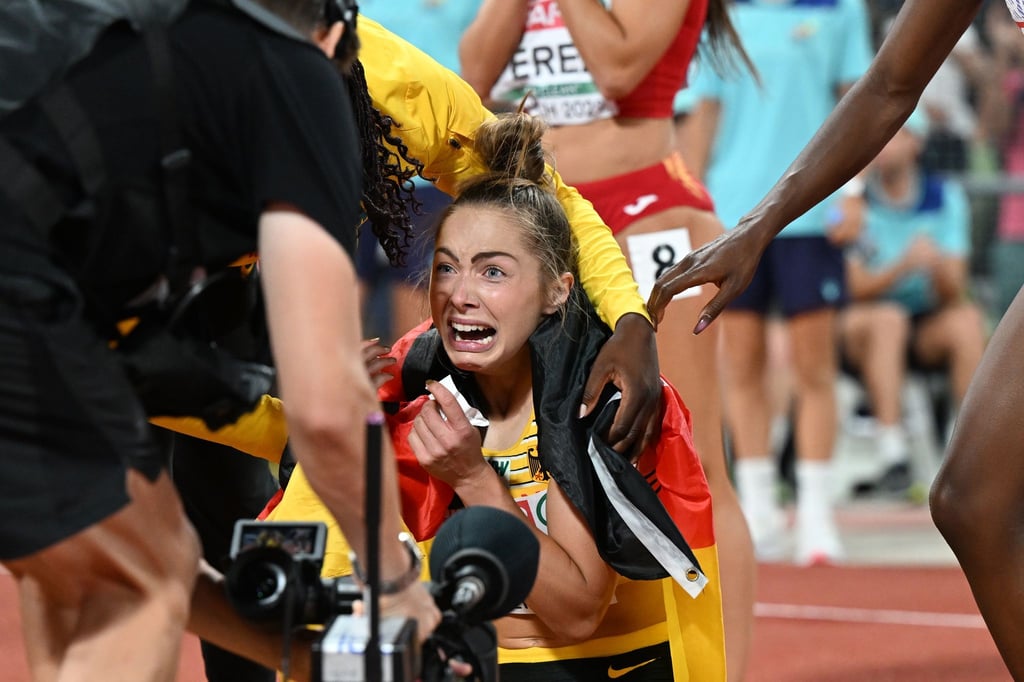 Gina Lückenkemper ist nach ihrem Sieg total aufgelöst.