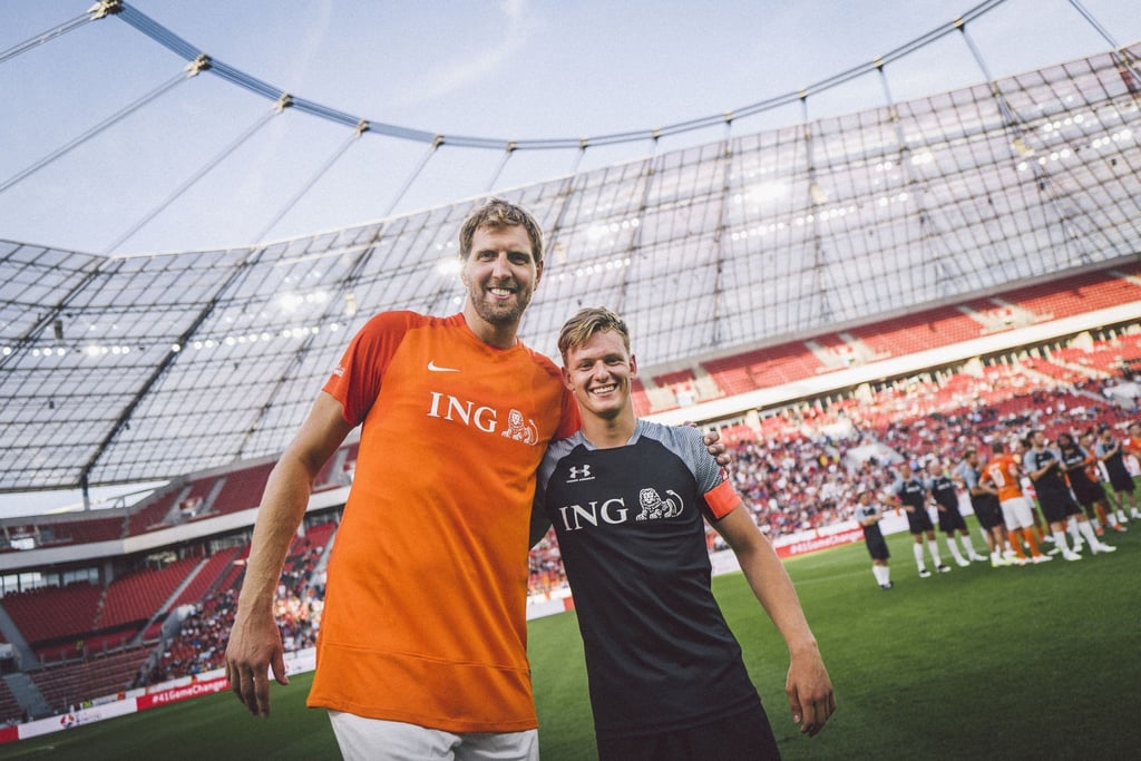 Sind 2022 wieder beim Benefizspiel dabei: Dirk Nowitzki (l) und Mick Schumacher.