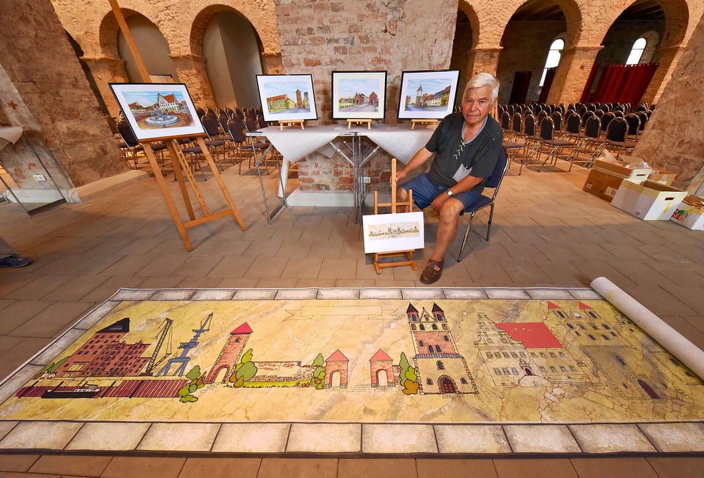 Gerald Götze hat das vorbereitete Panorama der Stadt Aken nur etwa bis zur Hälfte ausgerollt. Am Wochenende wird es vervollständigt.