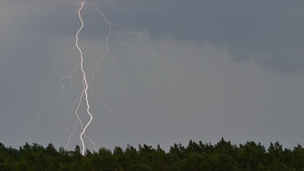 Der Deutsche Wetterdienst rechnet am Donnerstagabend mit Gewittern und Starkregen in Sachsen-Anhalt.