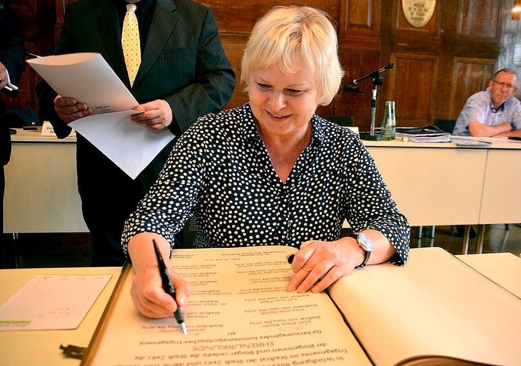 Die ehemalige Stadträtin Annett Eschner (SPD) trägt sich in das Goldene Buch ein.