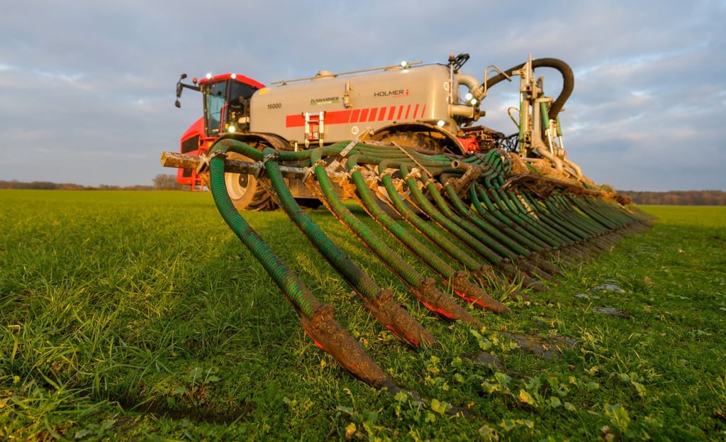 Ein Landwirt in Niedersachsen düngt sein Feld mit Gülle.