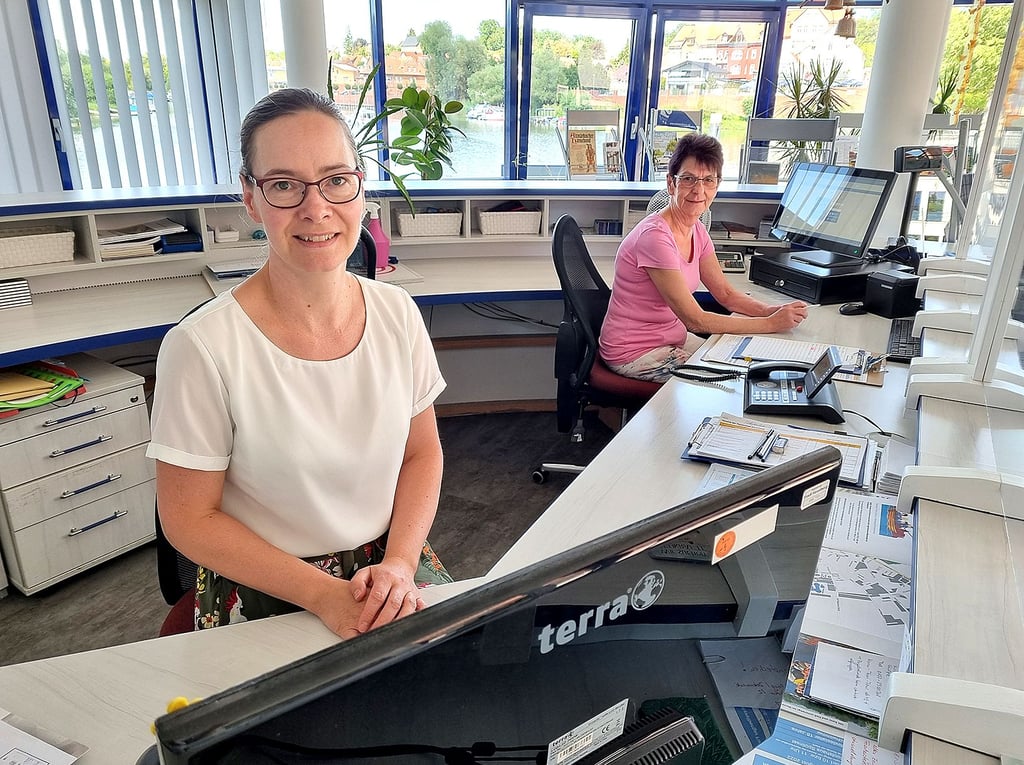 Katharina Christlieb und Ute Bauer (von links) kümmern sich als neue Mitarbeiterinnen in der Havelberger Tourist-Information um die Belange der Gäste.