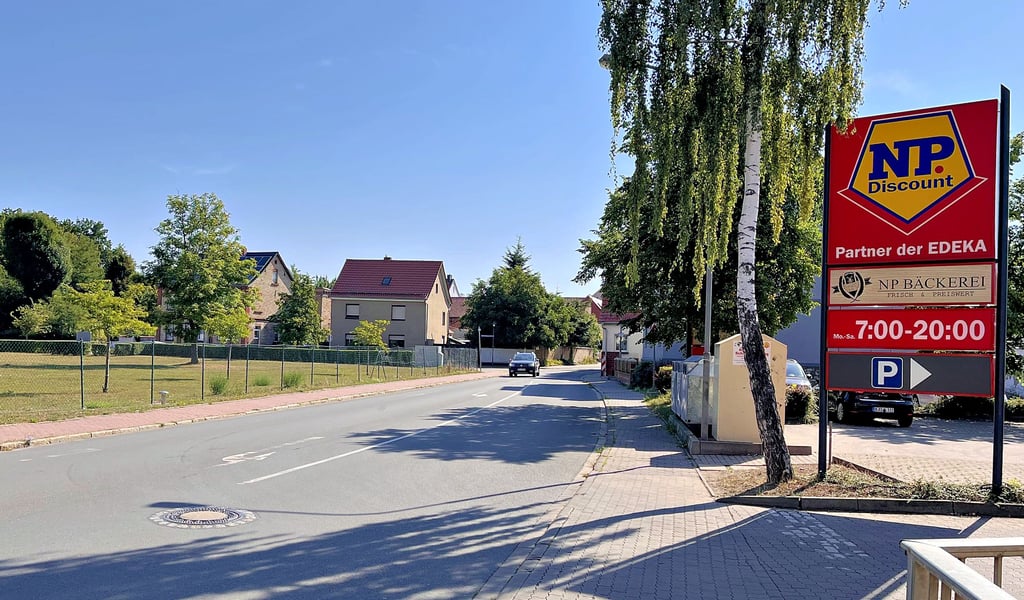 Gegenüber vom aktuellen Standort könnte an der Neinstedter Hauptstraße bald ein neuer Einkaufsmarkt entstehen.