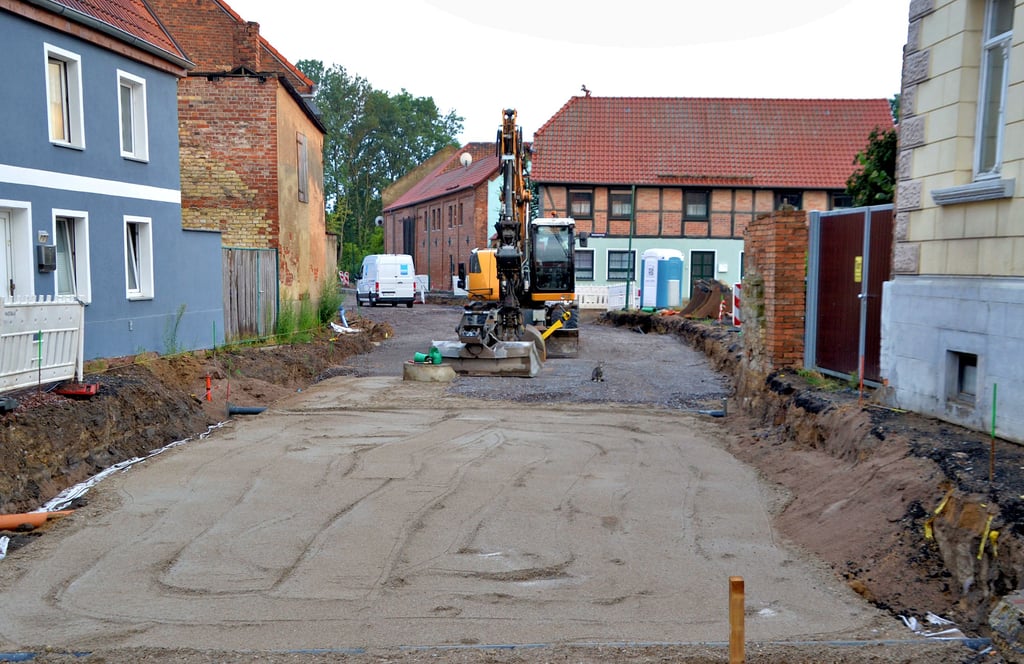 Seit April dieses Jahres wird die Landesstraße 77 in Ottleben, Hamerslebener Straße im letzten Bauabschnitt saniert. Ende September sollen die Arbeiten abgeschlossen sein. In der nächsten Woche soll das Setzen der Borde durch einen zweiten Bautrupp forciert werden.