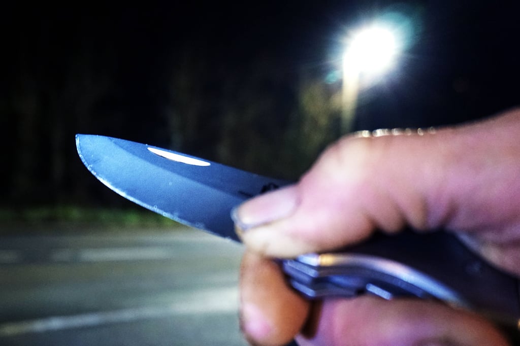 Beide Beteiligte sollen sich mit messerähnlichen Gegenständen angegriffen haben.