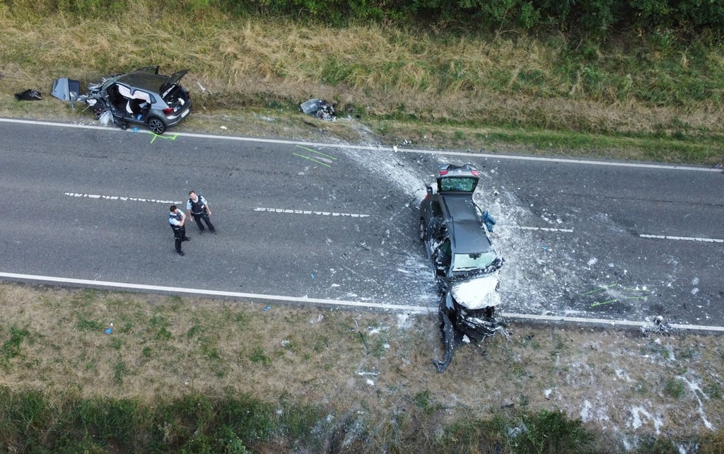 Demolierte Autos stehen auf der B10 bei Pforzheim: Ein Autofahrer kam ums Leben.