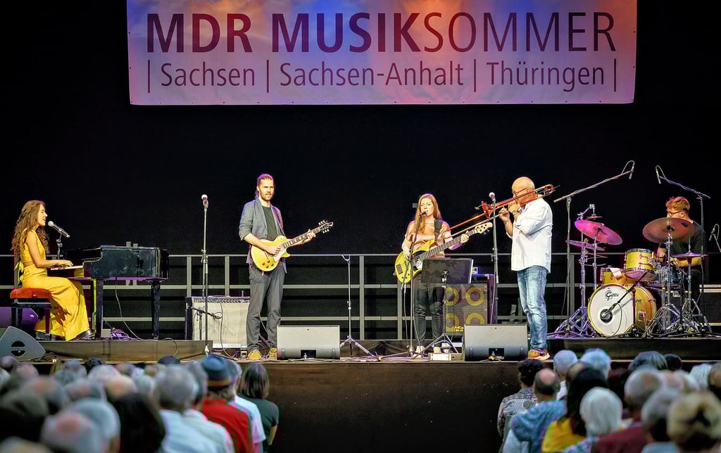 Mit ihrem Konzert zum MDR-Musiksommer im Lichthof begeistern Alma Naidu, ihre Band und der schwedische Posaunist Nils Landgren.