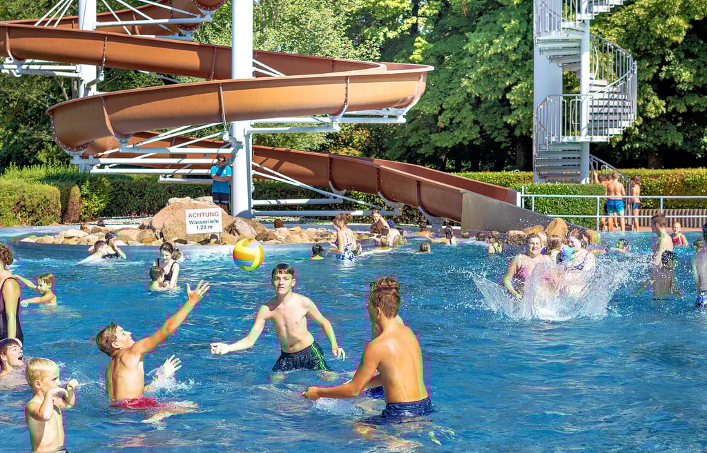 Die Freibäder, hier das Sommerbad Zeitz, sind an den heißen Tagen sehr gut besucht.