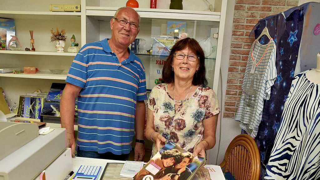 Jutta und Gerhard Theiß schließen ihr Geschäft Ende August. Zur Erinnerung an ihre Anfangszeit haben sie den ersten Quelle-Katalog von 1990 und den Stempel aufgehoben.